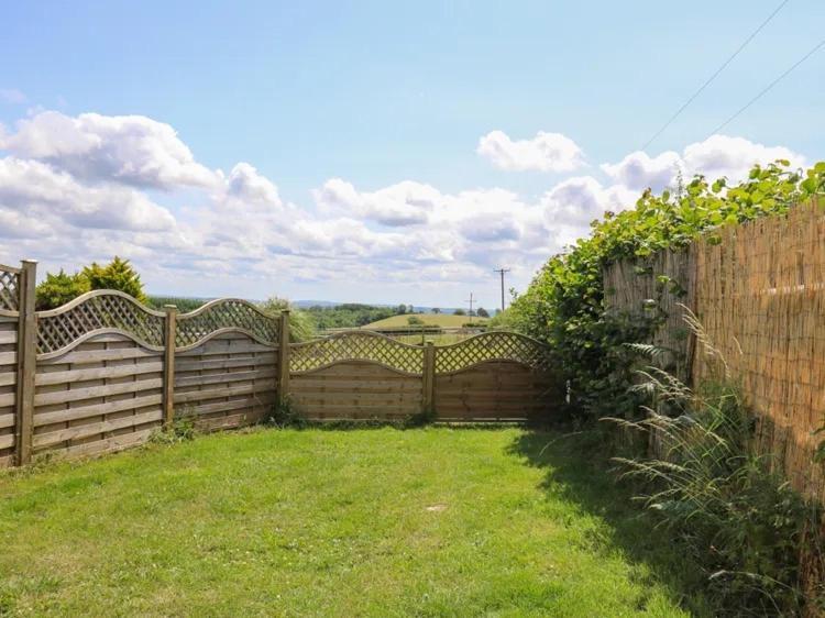 2 Bedroom Holiday Home In The Heart Of West Wales Сейнт Клиърс Екстериор снимка