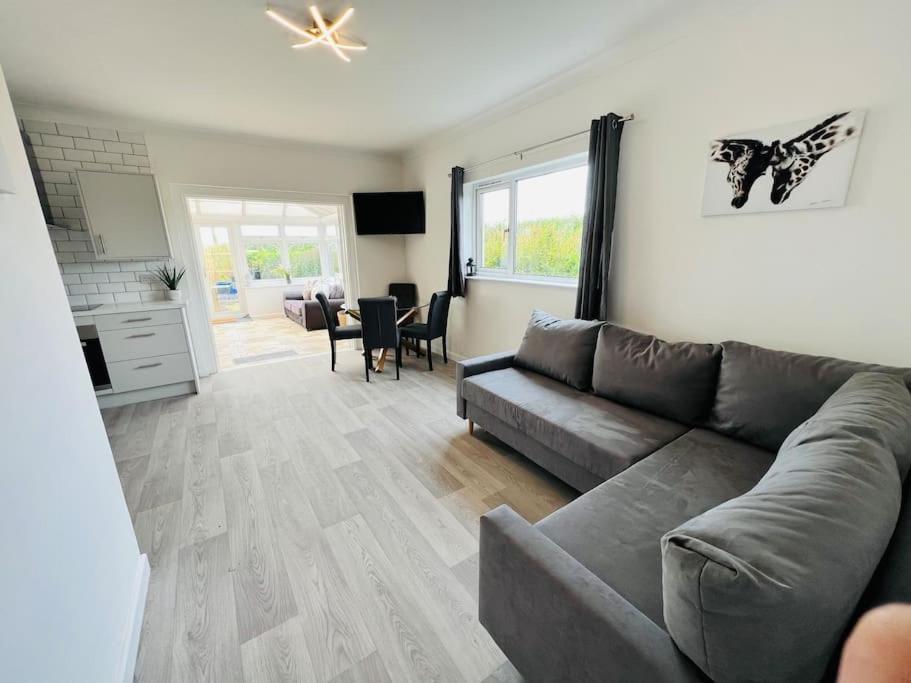 2 Bedroom Holiday Home In The Heart Of West Wales Сейнт Клиърс Екстериор снимка